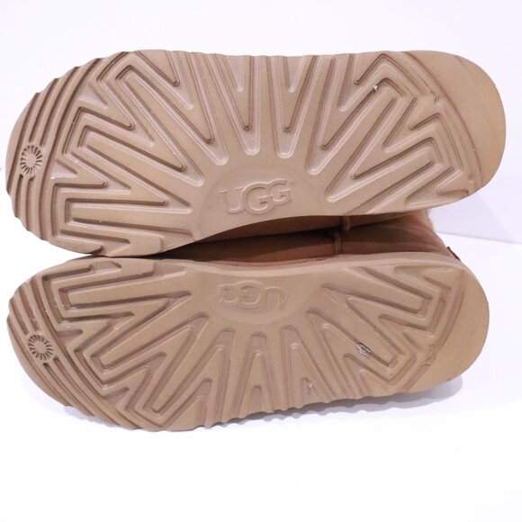 UGGS: Kids Classic Short - Size 5 - Picture 8 of 9